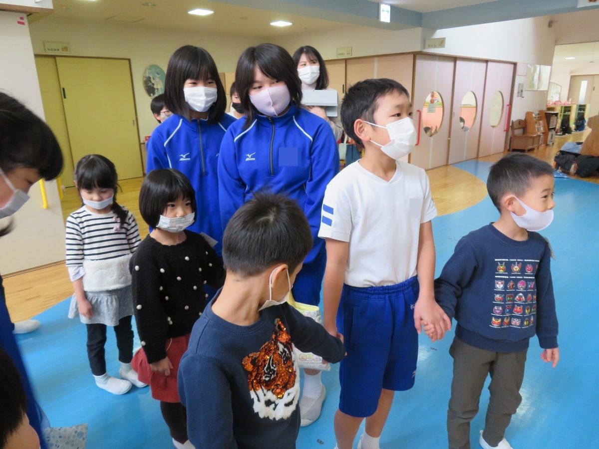 和倉小学校４年生との交流会がありました！（こすもす・ゆり・たんぽぽ組）